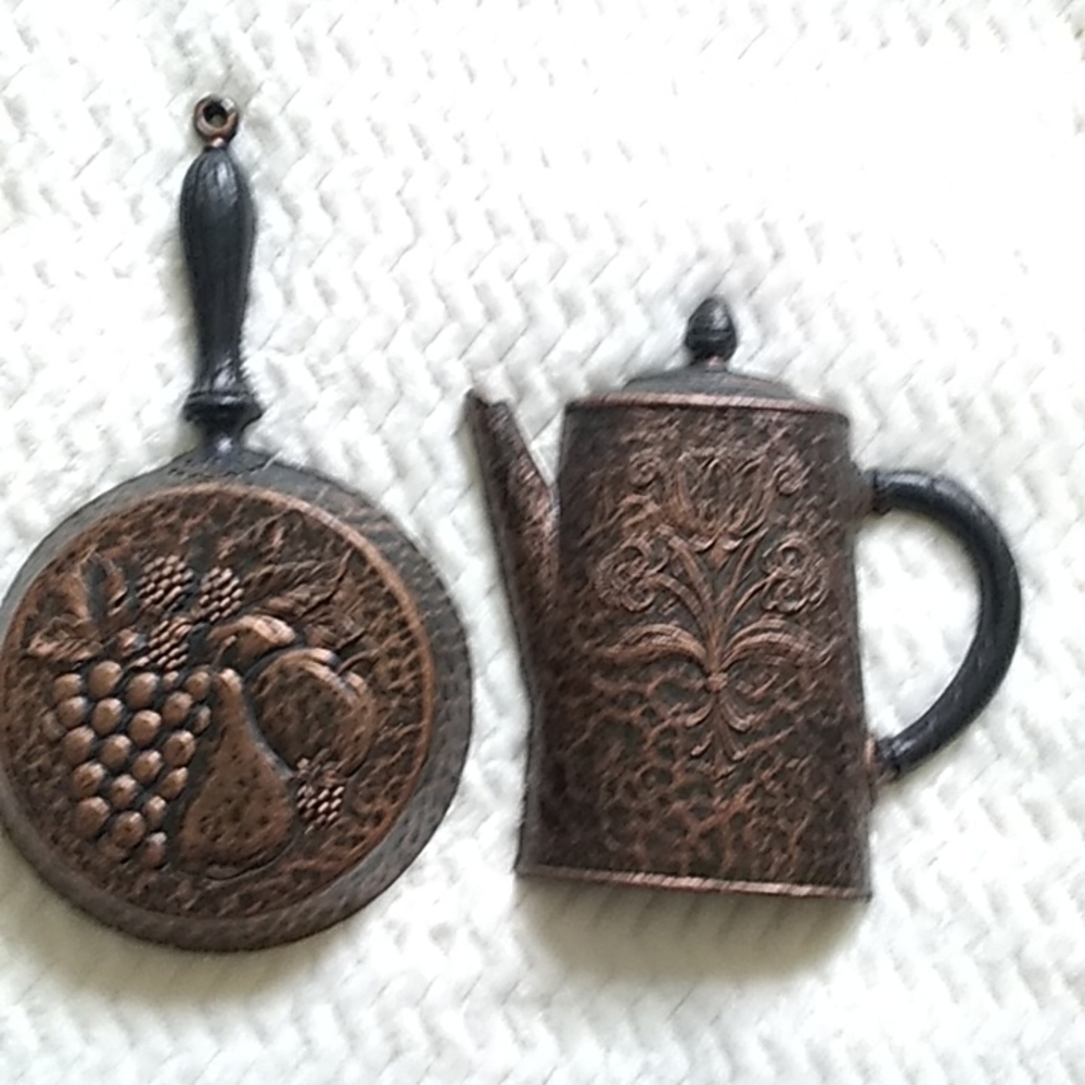 Vintage Homco wall hangings, coffee pot & skillet